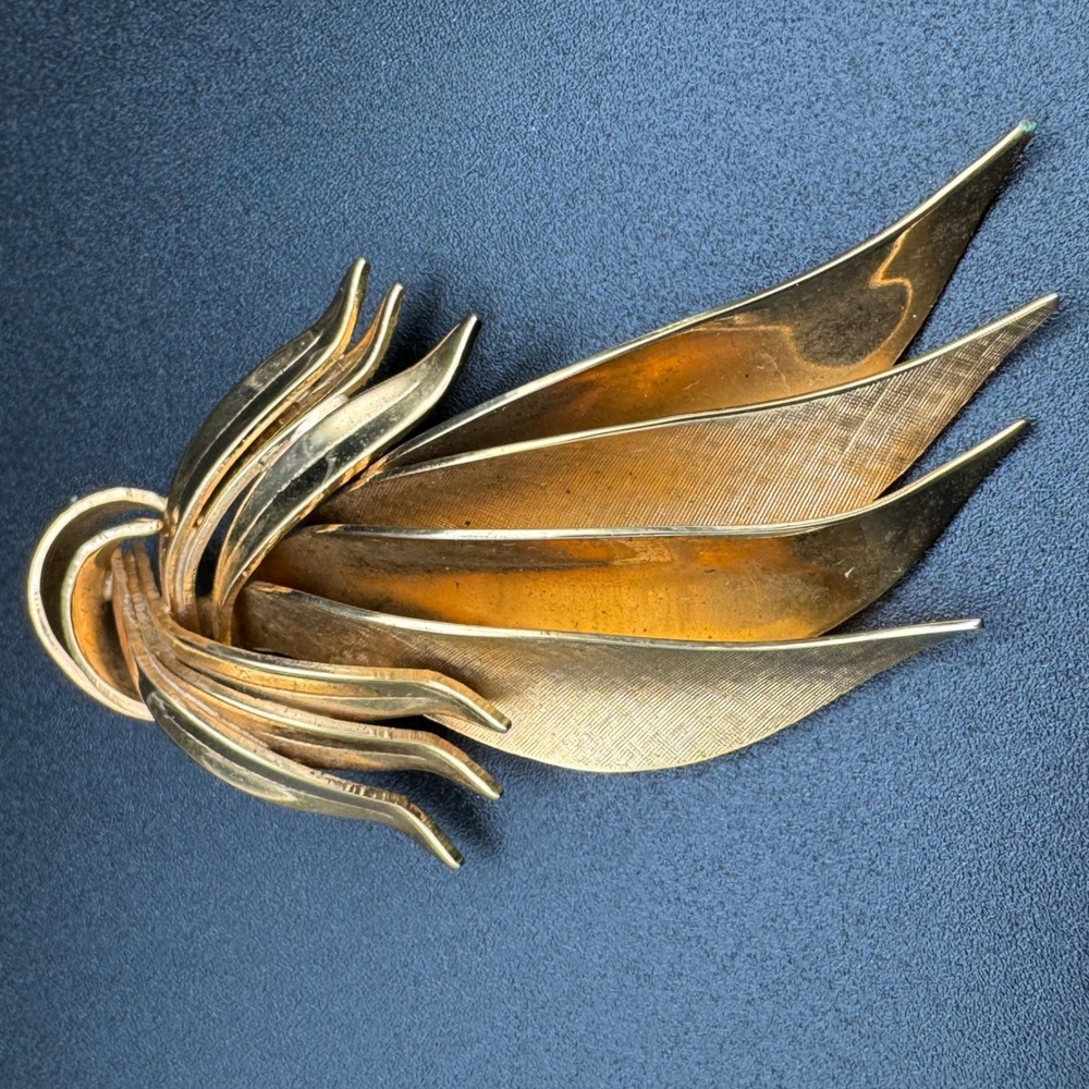 Vintage Gold Tone Leaf Brooch 3 inch Statement Pin 23g Minimalist Unisex‎ Brooch